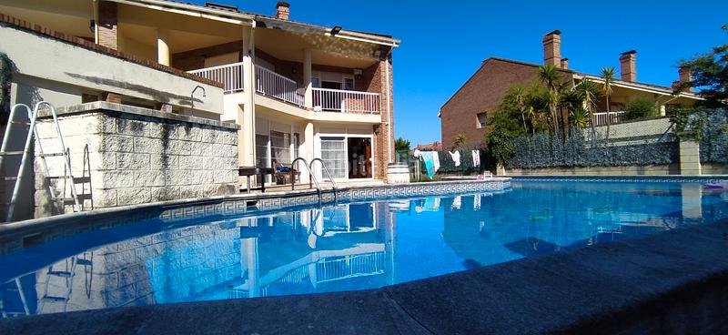 Foto 3b868806-a180-47ae-a999-bd81fb966f69. Casa aparellada amb calefacció aparcament piscina a Santa Cruz de Bezana