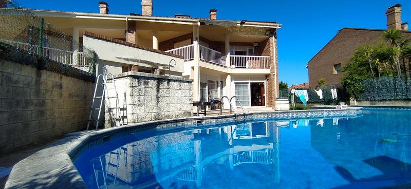 Foto 4a773300-dccb-4f12-a95b-88095f09890a. Casa aparellada amb calefacció aparcament piscina a Santa Cruz de Bezana