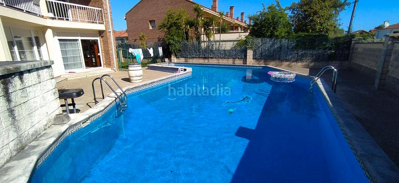 Foto a0e9f46f-fe58-4291-a897-a2a64ffd8689. Casa aparellada amb calefacció aparcament piscina a Santa Cruz de Bezana
