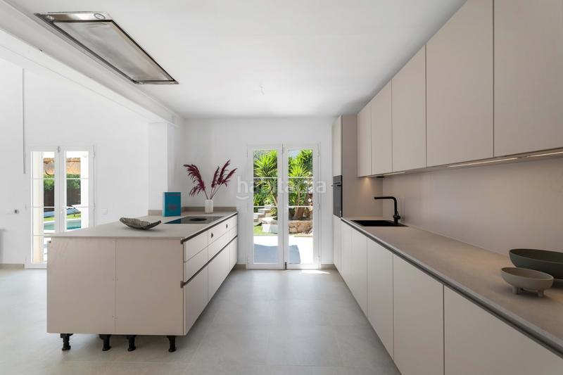 Foto 377596d4-0271-4a84-bc3d-23f5bbf06459. Casa villa mediterránea con vistas al mar en nova santa ponsaelegante villa de 5 dormitorios con un concepto de vida abierto, techos al en Calvià