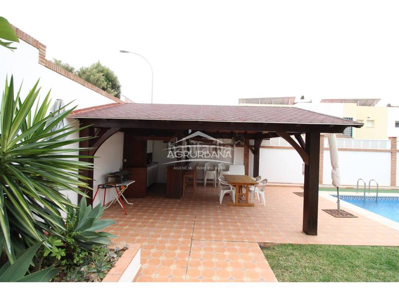 Foto 30898e4b-4136-47e8-9799-826149df00c9. Chalet avec parking piscine dans Motril ciudad Motril