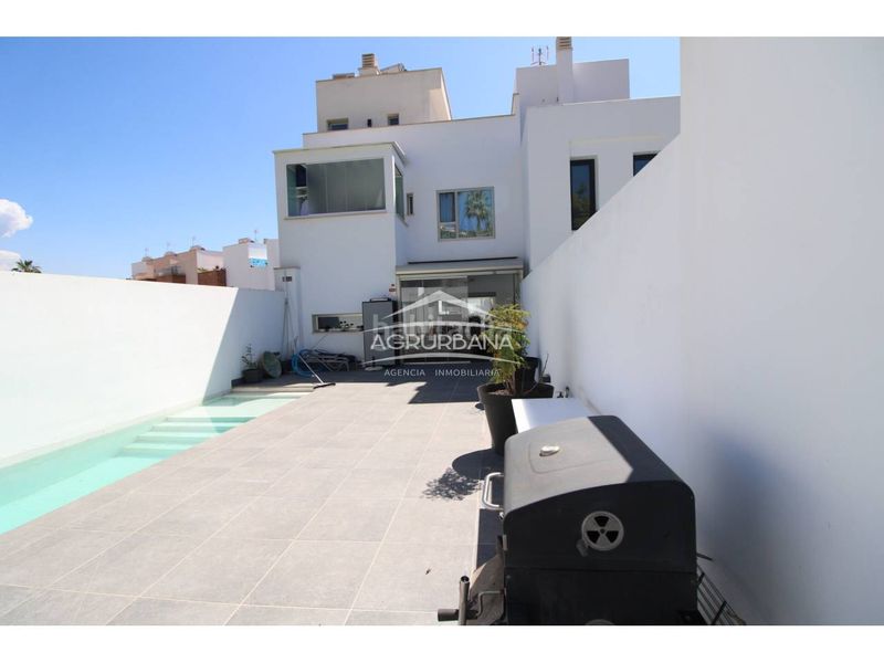 Foto 2a9cc309-7c18-4859-b5ea-26980b5399cb. Casa adossada amb calefacció aparcament piscina a Motril