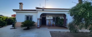 Chalet in Palomares del Río. Chalet en una sola planta, totalmente adaptado y sin barreras ar