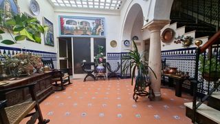 Casa en Calle capitulares 2. Casa unifamiliar con jardín, piscina y patio en el corazón histó