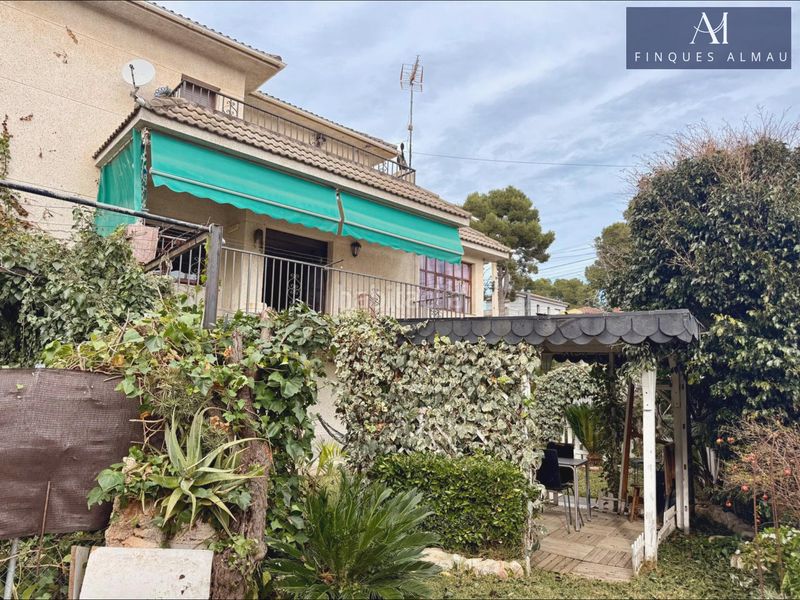 Foto 784431ae-7a34-4825-8b23-ada49289aa02. Casa adossada amb aparcament a costa Cunit - els jardins - els rosers Cunit