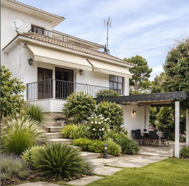 Foto 78f4f07d-3fb4-4a3d-9093-ce076030bcdb. Casa adossada amb aparcament a costa Cunit - els jardins - els rosers Cunit