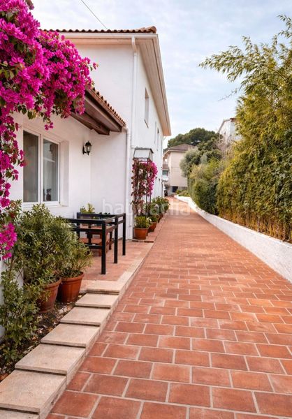 Foto cd009e74-3040-49fe-99fa-22d9e70296e3. Casa adossada amb aparcament a costa Cunit - els jardins - els rosers Cunit