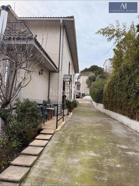 Foto f876bb10-5582-49fc-a0cc-9e7f75d2509c. Casa adossada amb aparcament a costa Cunit - els jardins - els rosers Cunit