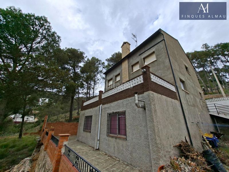 Foto 85867f24-3063-46be-9ec0-cdedfced31cf. Casa aparellada amb aparcament a Olivella