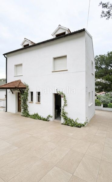 Foto 8a893bab-b697-4c68-a509-995981a60917. Casa aparellada amb aparcament a Olivella