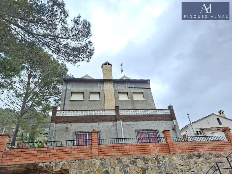 Foto f65df37f-fb27-40e2-a92a-c8f2879777d2. Casa aparellada amb aparcament a Olivella