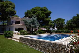 Haus in Calafat. Gran chalet situado a menos de 100 metros del mar y a unos 200 m