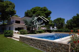 Casa a Calafat. Gran chalet situado a menos de 100 metros del mar y a unos 200 m