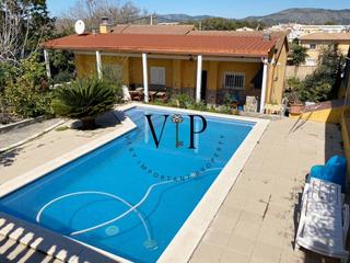 Maison à Mas d´En Serra - Els Cards. Chalet en venta con piscina privada y cochera