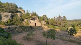 Finca rústica a Cervià de les Garrigues. Fabulosa finca rustica de 6,8989 hectáreas con dos refugios de p