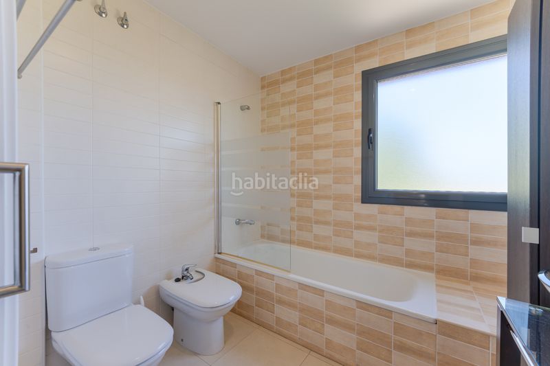 Foto 187785a0-5e0c-4527-a554-59e000ddc345. Casa adossada amb calefacció aparcament a Centre Vidreres