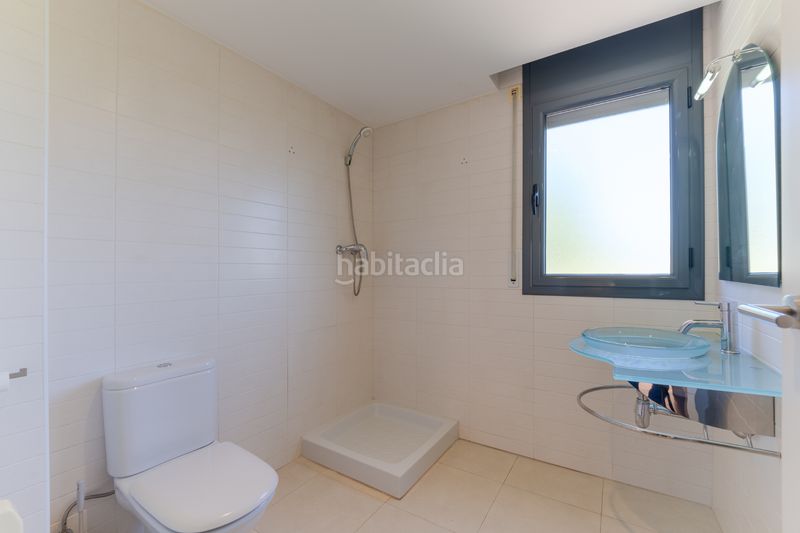 Foto 343bb922-14ee-4f27-b2c3-d472b78f677a. Casa adossada amb calefacció aparcament a Centre Vidreres