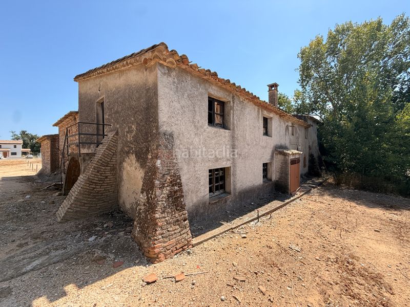 Foto ef9ef6a3-f9cc-432b-be26-7553c59bf2ac. Masia amb xemeneia a Vilobí d´Onyar