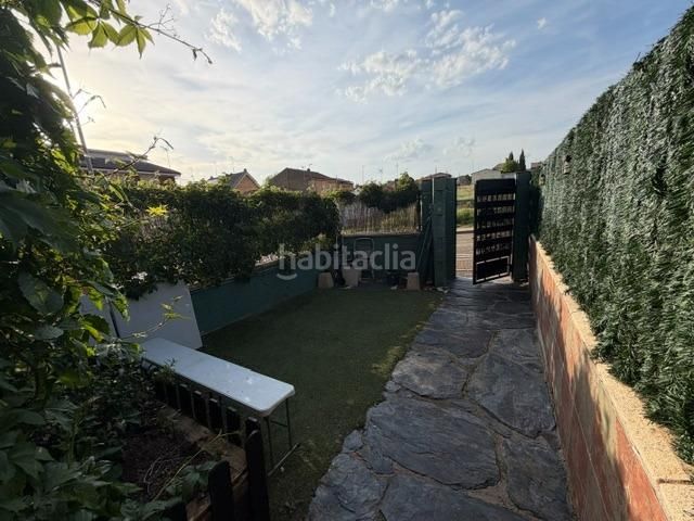 Foto decae1bc-4cac-42aa-8438-0a34f9f933e4. Casa adossada amb aparcament a Sariegos
