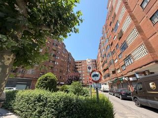Piso en La Asunción - La Inmaculada. Vivienda para actualizar al lado de la universidad con plaza de