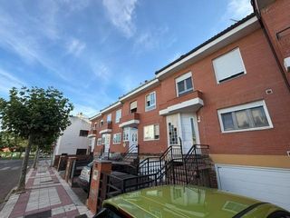 Casa adossada a Trobajo del camino