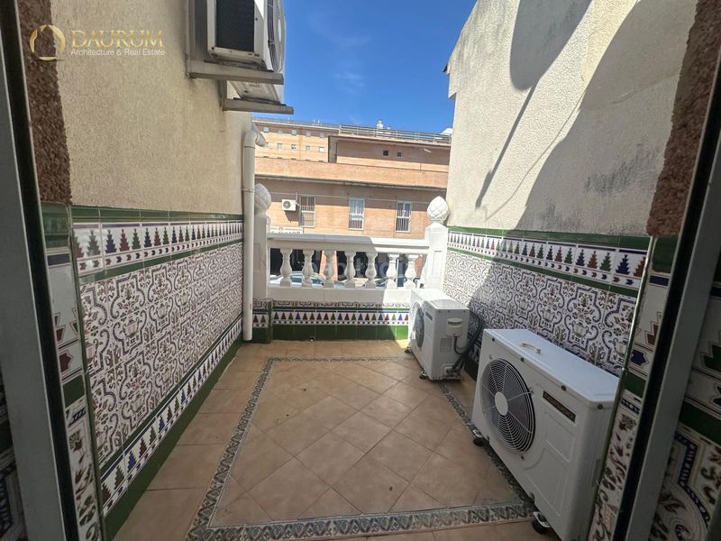 Foto 9c77ddc4-86aa-45ef-9d83-105a047fe179. Casa adossada amb calefacció aparcament piscina a Sevilla