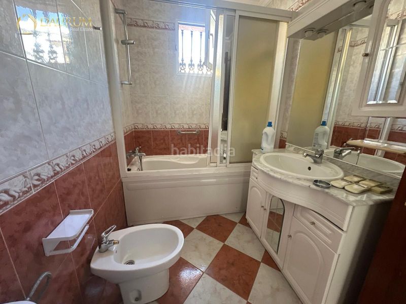 Foto a35b3b47-b8ca-4800-beef-7f3a7714644d. Casa adossada amb calefacció aparcament piscina a Sevilla