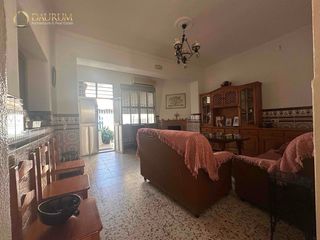 Casa aparellada  Calle beatriz de cabrera. Amplio chalet pareado en pilas
