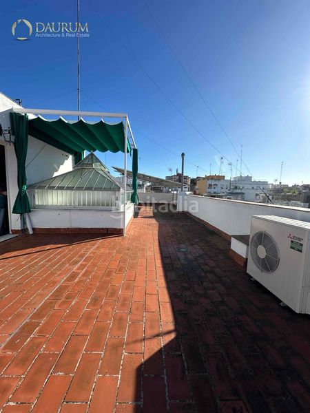 Foto 17c1f824-7e19-40e7-b51e-1bb13c0f7913. Casa amb calefacció aparcament a La Buhaira Sevilla