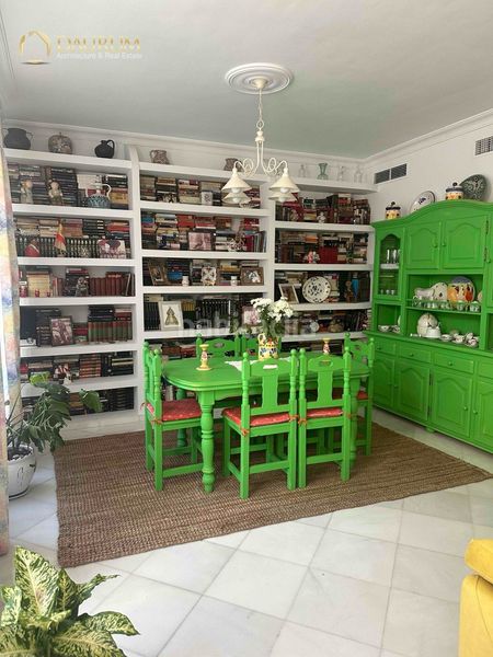 Foto 7d63dcb3-a8dd-42e5-a744-2fe6912cea2e. Casa amb calefacció aparcament a La Buhaira Sevilla