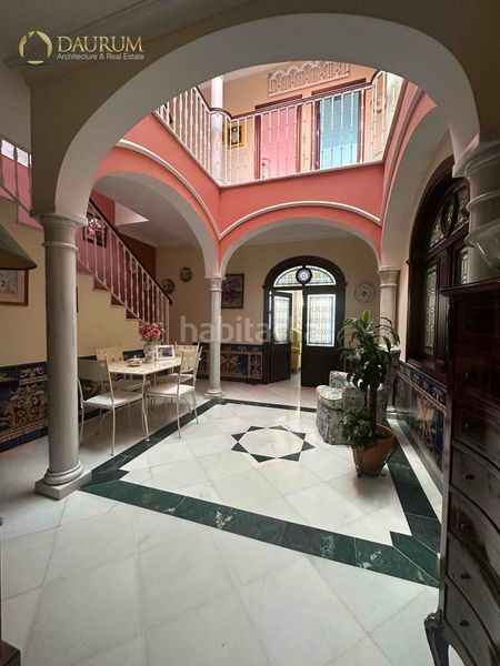Foto 852501d3-d9ab-4282-8f23-8a27d8a89a85. Casa amb calefacció aparcament a La Buhaira Sevilla
