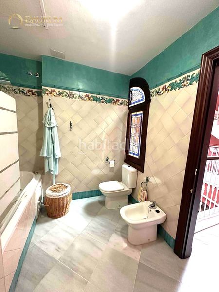 Foto cbf0f357-dfe4-4c2c-8458-3ffde98d646c. Casa amb calefacció aparcament a La Buhaira Sevilla