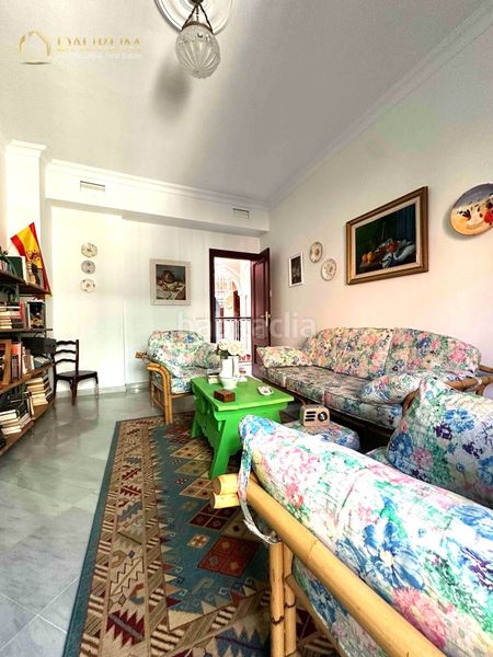 Foto f8b25fe0-a73a-42c2-bedd-6615568bff00. Casa amb calefacció aparcament a La Buhaira Sevilla