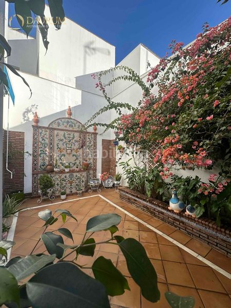Foto f9a60a2b-1a17-42e7-b5a9-d2f6788976c8. Casa amb calefacció aparcament a La Buhaira Sevilla