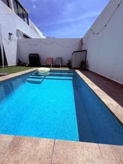 Casa a schiera  Calle poeta en nueva york. Amor a primera vista chalet con piscina y placas solares