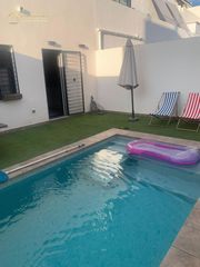 Casa adossada  Calle poeta en nueva york. Amor a primera vista chalet con piscina y placas solares