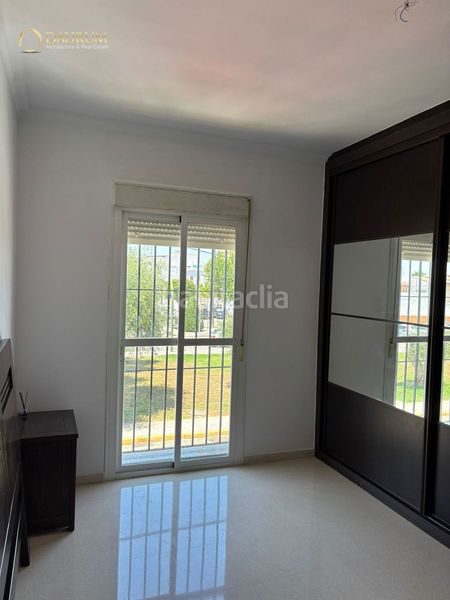 Foto 75b74d31-c040-43b6-9d41-ba7a5d5d96a9. Casa adossada amb aparcament a Rinconada (La)