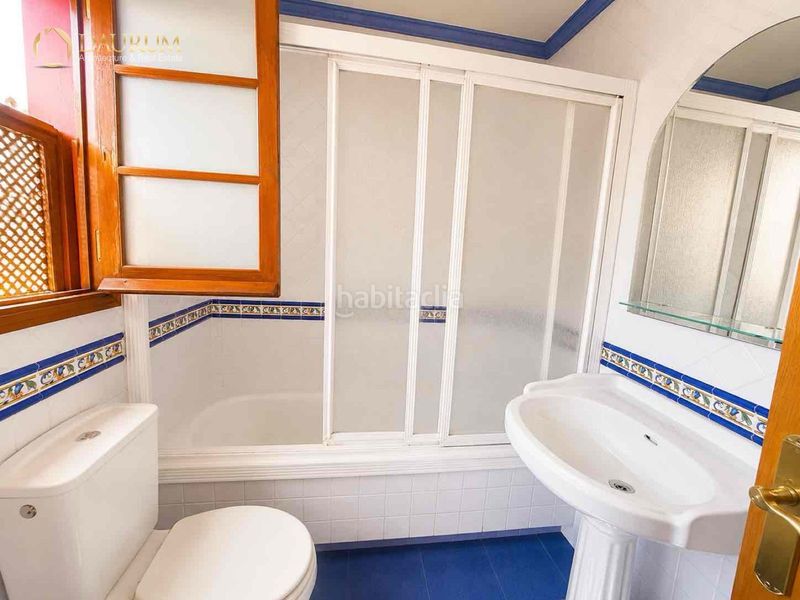 Foto 0d861298-81b8-4600-aca0-0fcbf5f2abce. Casa amb calefacció aparcament a Avenida Juan Diego Bormujos
