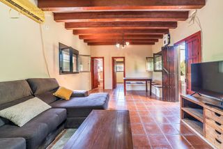 Haus  De triana. Casa con piscina, parcela grande, en la rinconada