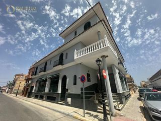 Xalet  Velazquez. Chalet con espacios para desarrollar un negocio en la algaba