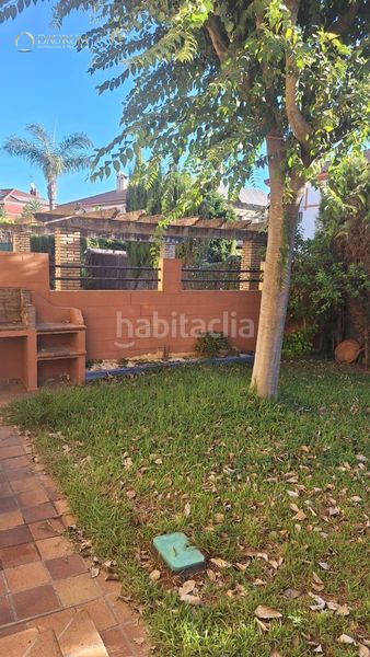 Foto c5176814-2f66-4619-a5a1-18f678676fb5. Casa aparellada amb aparcament a Gelves