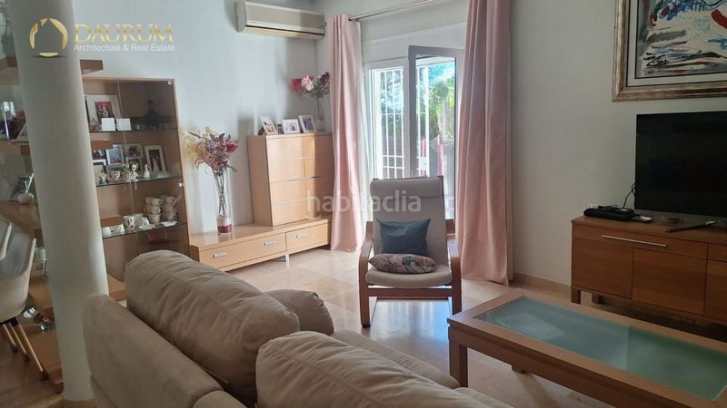 Foto ec1f2629-9643-4f04-9de3-93a03cbd9689. Casa aparellada amb aparcament a Gelves