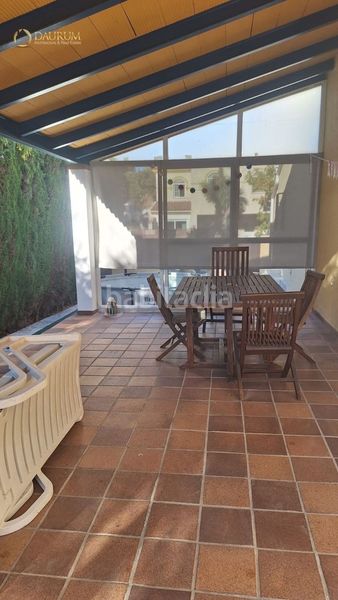 Foto f7b2d7e4-3f5b-4611-acdc-86b0cbfb9df5. Casa aparellada amb aparcament a Gelves