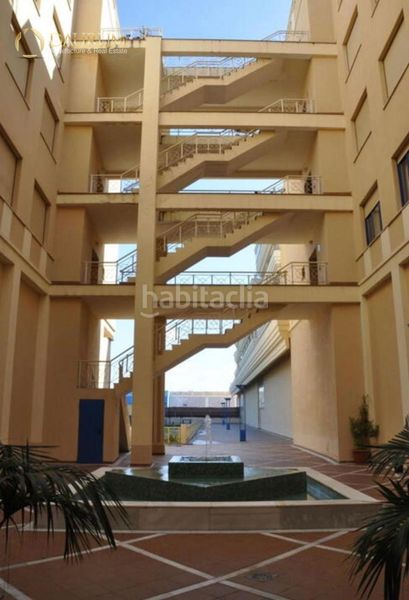 Foto ff80988e-6fe4-4455-8cc8-0f9a7cf3f6c9. Apartament amb calefacció aparcament piscina a Parque Alcosa Sevilla