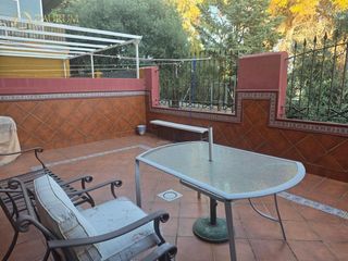 Reihenhaus  Medellin. Magnífico chalet adosado con semisótano en castilleja de la cues