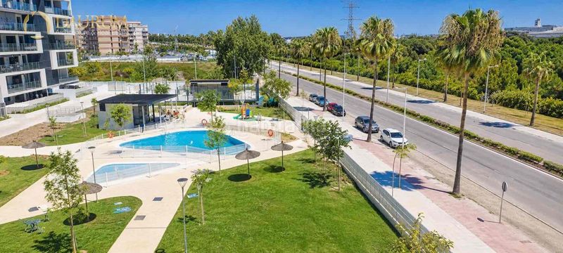 Foto 4adcb4c7-54a3-4f87-81eb-59ad70ca5135. Pis amb calefacció aparcament piscina a Entrenúcleos Dos Hermanas