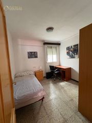 Pis  Tadeo soler. Piso en triana cerca de todo y con patio.