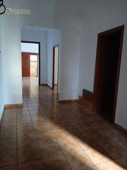 Haus  Reyes católicos. Casa con una gran azotea y local comercial en dos hermanas