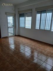 Casa  Reyes católicos. Casa con una gran azotea y local comercial en dos hermanas