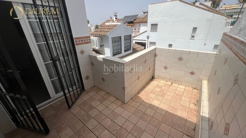 Foto f97a6ff7-f423-4543-8e40-d7ba2f72025e. Casa adossada amb calefacció aparcament piscina a Montequinto